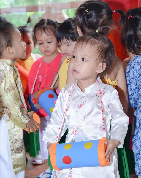 Dzieci uczyć i grać w szkole kidergarten — Zdjęcie stockowe