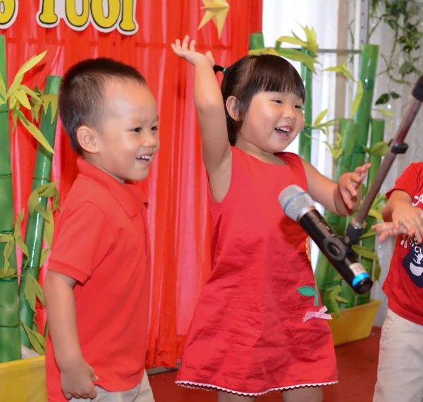 Τα παιδιά τραγουδούν με το μικρόφωνο στη σκηνή — Φωτογραφία Αρχείου