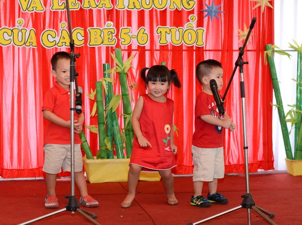 Kinderen zingen op het podium met een microfoon — Stockfoto