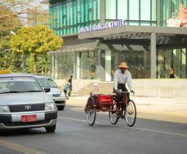 İnsanlar, oto ve motosiklet Mandalay sokakta