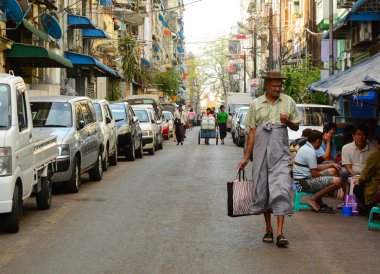 İnsanlar, oto ve motosiklet Mandalay sokakta