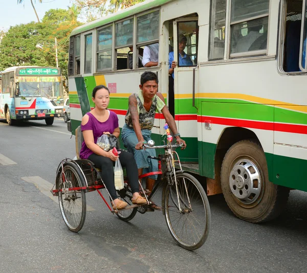 Mensen, auto's en fietsen in de straten van Mandalay — Stockfoto