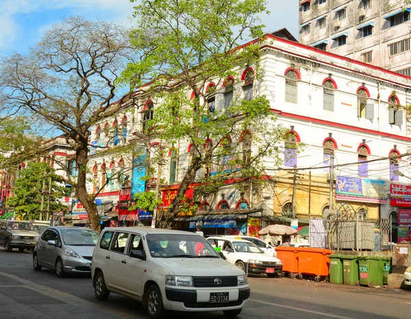 Personas, coches y bicicletas en las calles de Mandalay —  Fotos de Stock