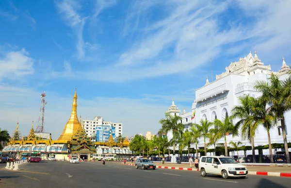 การจราจรในตัวเมืองย่างกุ้ง ประเทศพม่า — ภาพถ่ายสต็อก