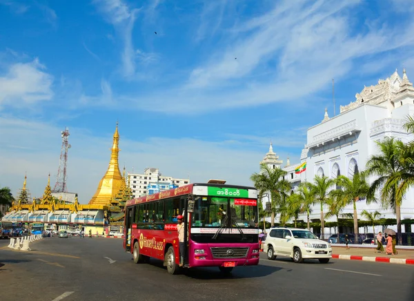 Verkehr in der Innenstadt von Rangun, Myanmar — Stockfoto