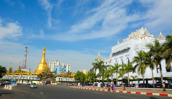 Verkehr in der Innenstadt von Rangun, Myanmar — Stockfoto