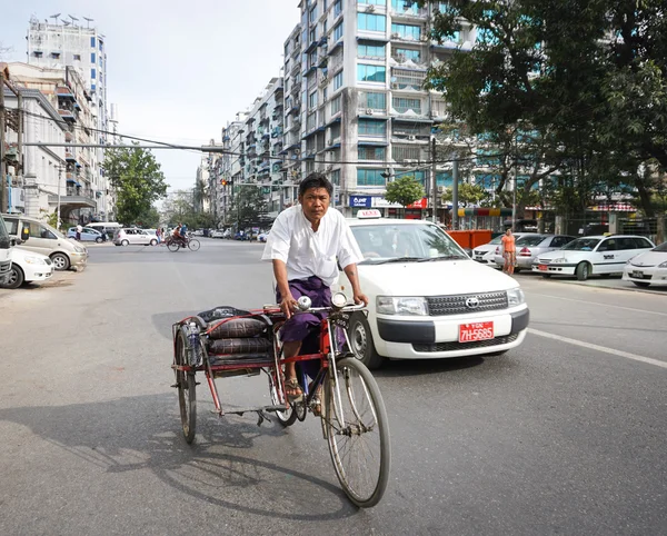 Pessoas, carros e bicicletas nas ruas em Mandalay — Fotografia de Stock