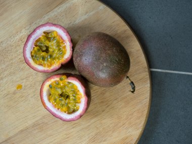 Tutku meyve kesme tahtası üzerinde