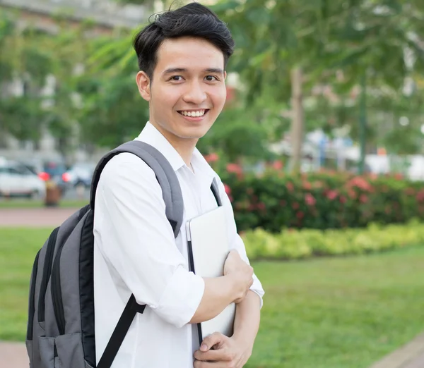 Азіатський студент з ноутбуком — стокове фото