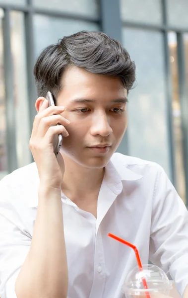 Joven asiático hombre hablando por teléfono — Foto de Stock