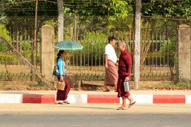 Birman rahipler Yangon sokakta yürüme