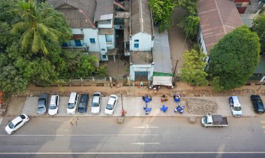 İnsanlar ve Mandalay sokakta arabalar