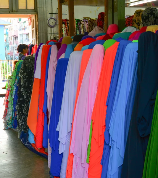 Många färgglada rullar med textil på marknaden — Stockfoto