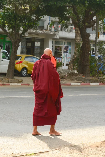 Monges birmaneses andando na rua em Rangum — Fotografia de Stock