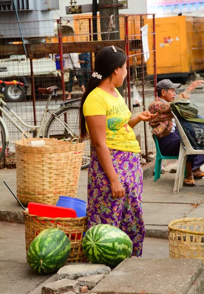Burmese women selling fresh fruits at Bogyoke market — Stock Photo, Image