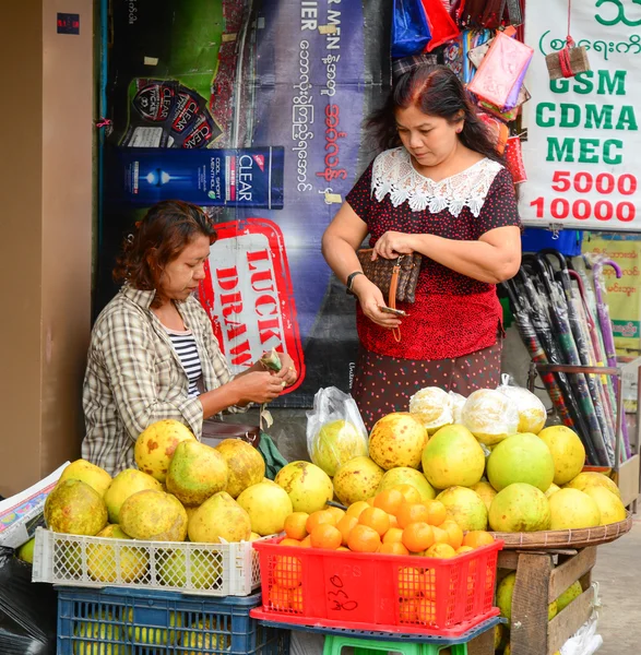 Женщины Бирмы продают свежие фрукты на рынке Богёке — стоковое фото