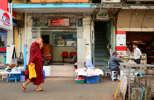 ビルマの僧侶がヤンゴンの通りの上を歩く — ストック写真