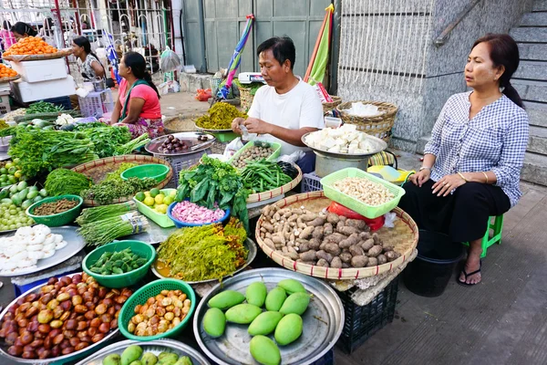 Birman kadınlar Bogyoke markette taze meyve satan — Stok fotoğraf
