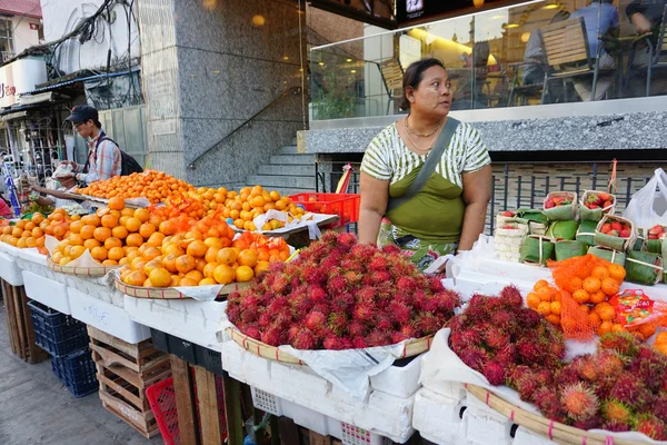Βιρμανίας γυναίκες που πωλούν φρέσκα φρούτα στην αγορά Bogyoke — Φωτογραφία Αρχείου