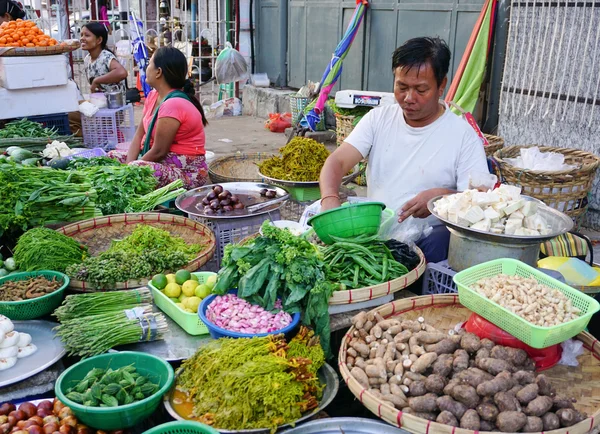Βιρμανίας γυναίκες που πωλούν φρέσκα φρούτα στην αγορά Bogyoke — Φωτογραφία Αρχείου