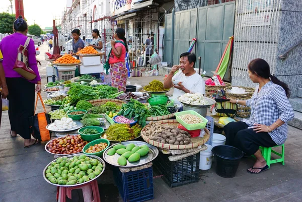 Birman kadınlar Bogyoke markette taze meyve satan — Stok fotoğraf