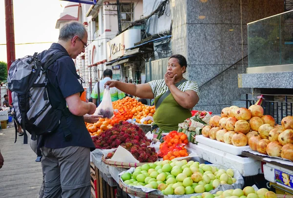 Βιρμανίας γυναίκες που πωλούν φρέσκα φρούτα στην αγορά Bogyoke — Φωτογραφία Αρχείου