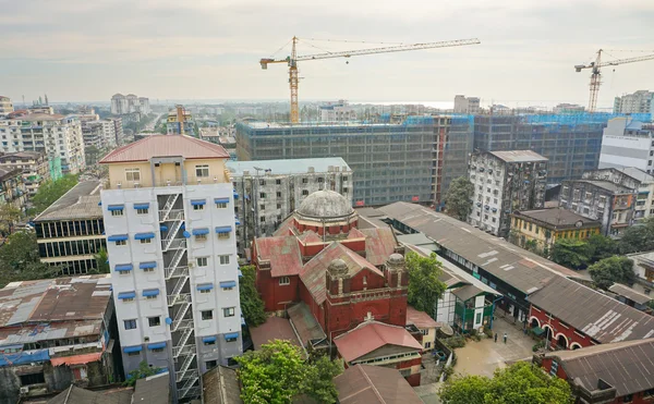 Beaucoup de vieux bâtiments au centre-ville de Yangon — Photo