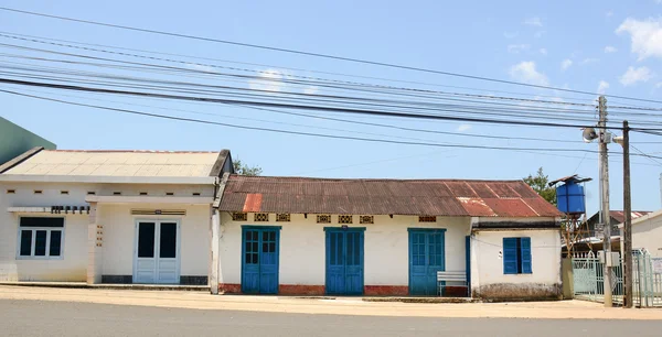 Dalat casas antiguas con puertas azules —  Fotos de Stock