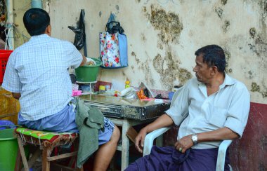 Yangon sokak satıcısı tembul satan bırakır