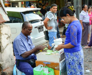 Yangon sokak satıcısı tembul satan bırakır