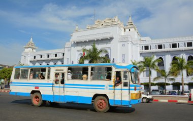 Yangon, Myanmar şehir merkezinde trafik