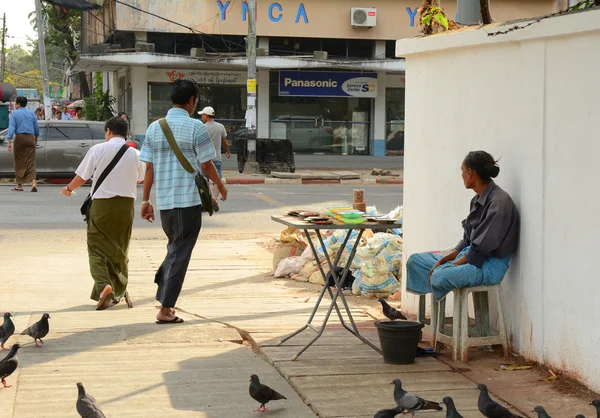 Burmese people walk on the street in Yangon — Stock Photo, Image