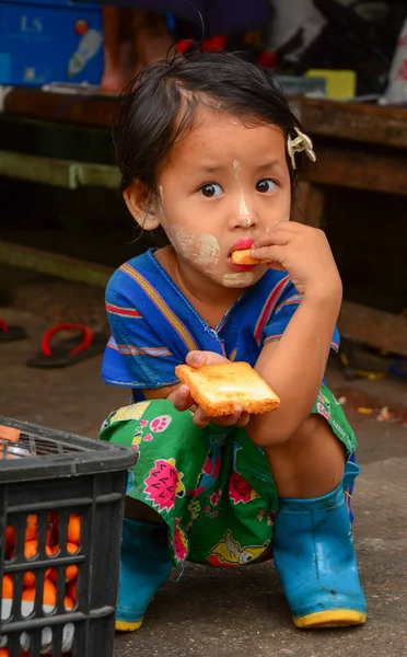 Porträt eines kleinen burmesischen Mädchens — Stockfoto