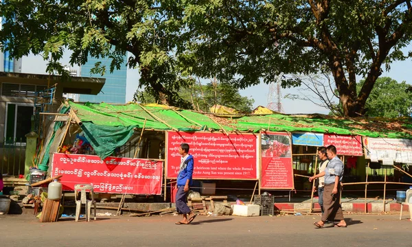 La gente birmana cammina per strada a Yangon — Foto Stock