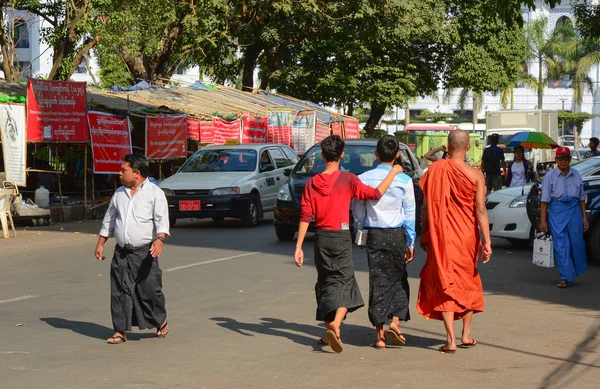 La gente birmana cammina per strada a Yangon — Foto Stock