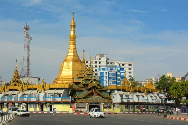 การจราจรในตัวเมืองย่างกุ้ง ประเทศพม่า — ภาพถ่ายสต็อก