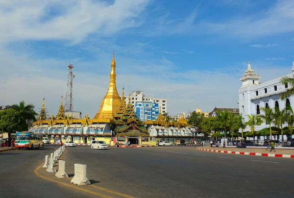 Της κυκλοφορίας στο κέντρο της Γιανγκόν, Μιανμάρ — Φωτογραφία Αρχείου