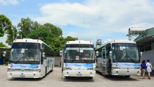 Grupo de coches coloridos esperan un nuevo viaje en Saigón —  Fotos de Stock