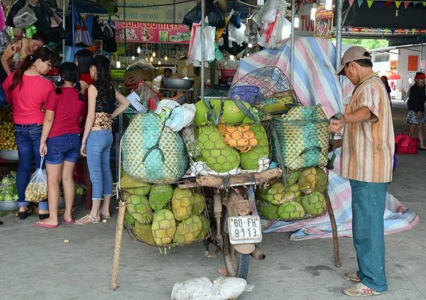 Люди, продающие свежие фрукты на местном рынке во Вьетнаме — стоковое фото