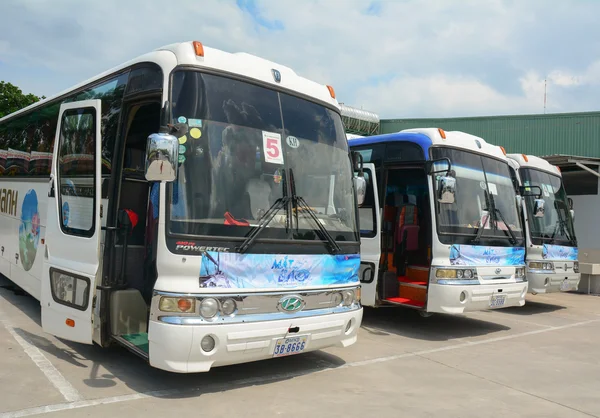 Gruppe bunter Autos wartet auf neue Fahrt in Saigon — Stockfoto