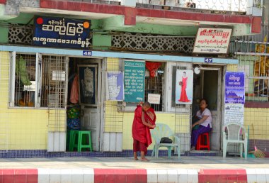 Birman rahipler Yangon sokakta yürüme