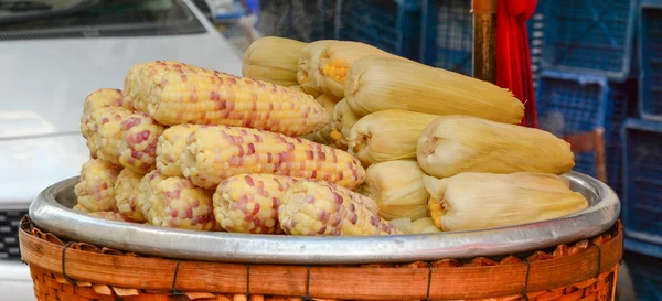 Maïs bouillis au marché local au Myanmar — Photo