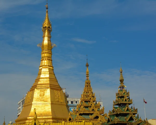 Spitze der goldenen Stupa in der Pagode — Stockfoto