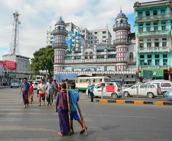 Burmas folk går på gatan i Yangon — Stockfoto