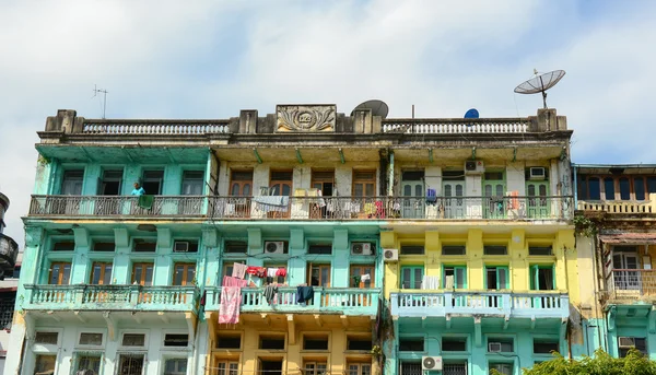 Gamla bostads-byggnad i Yangon, Myanmar — Stockfoto