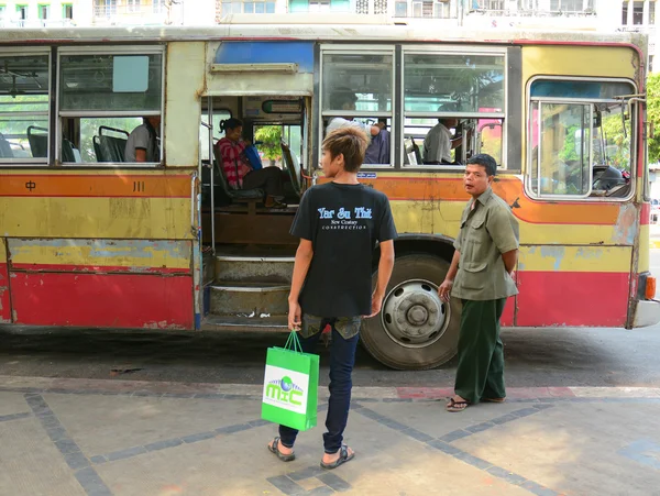 Autobus locali a Yangon, Myanmar — Foto Stock