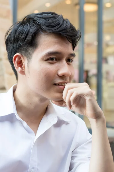 Asyalı genç adamın portresi — Stok fotoğraf