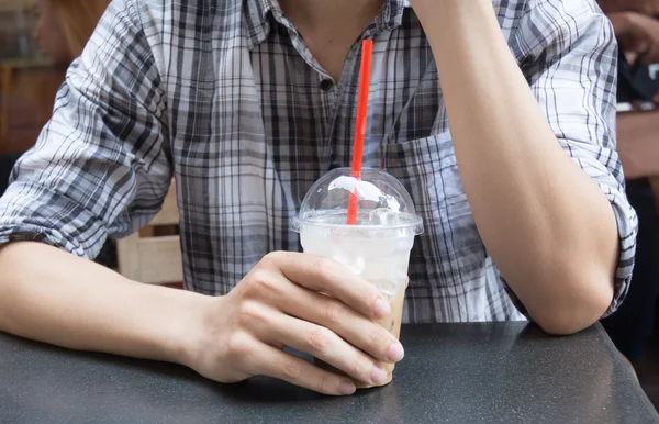 Asiático jovem segurando uma xícara de café — Fotografia de Stock