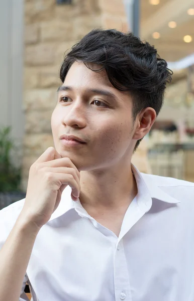 Porträt eines asiatischen jungen Mannes — Stockfoto