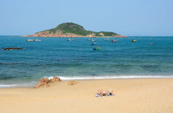 Nha Trang Vietnam Aprile 2015 Turisti Che Godono Sulla Spiaggia — Foto Stock